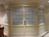Vidros de porta com adesivo jateado aplicado